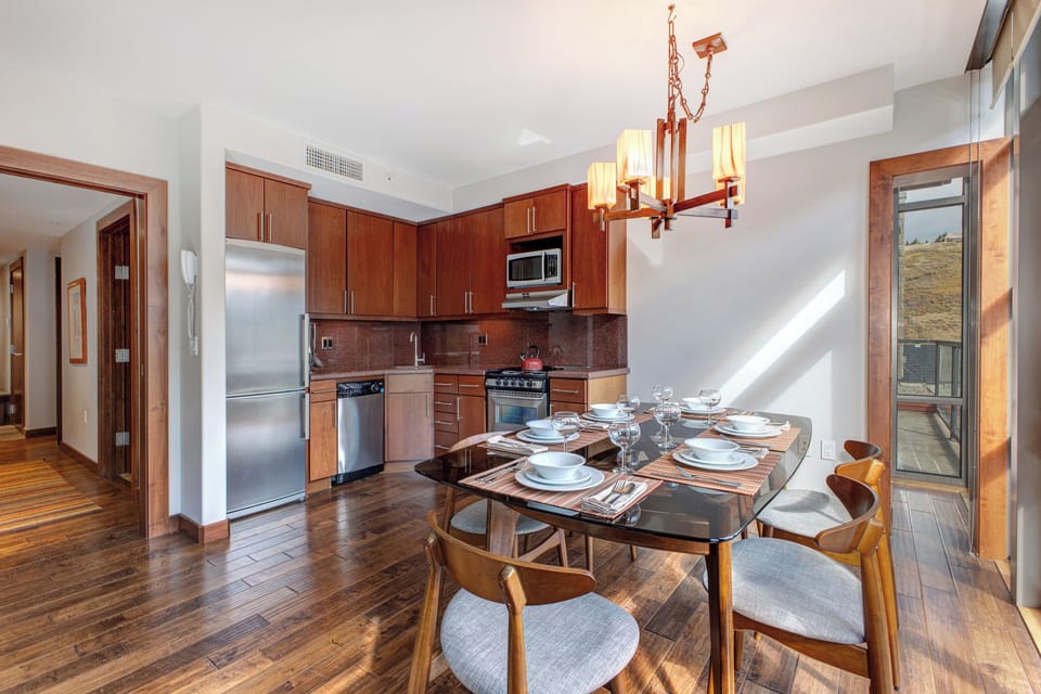 Lowell 402's second kitchen area and dining table.