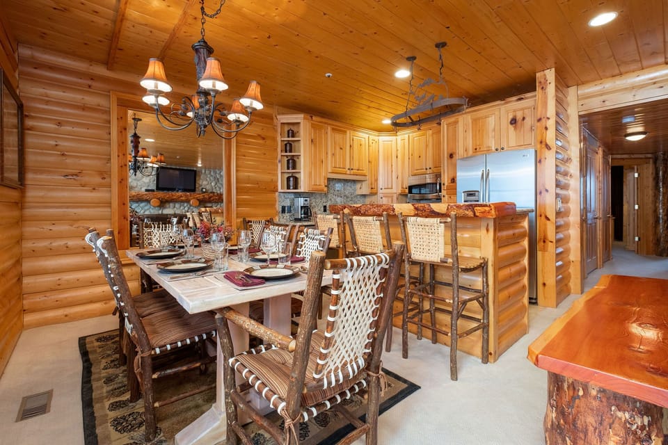 Seating for 6 at the dining room table