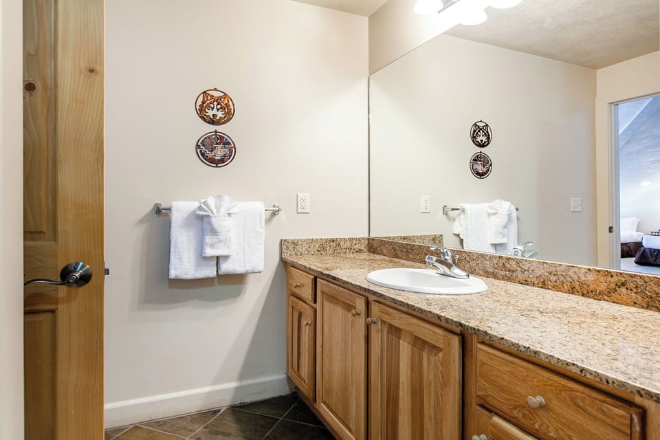 Bathroom 2 with Bathtub/Shower Combo