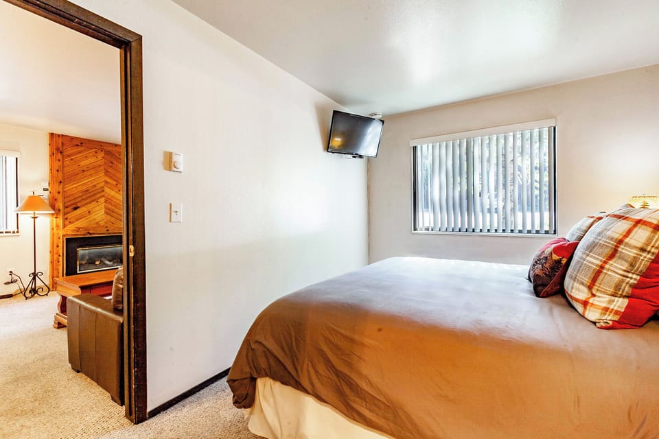 Bedroom with 1 King bed