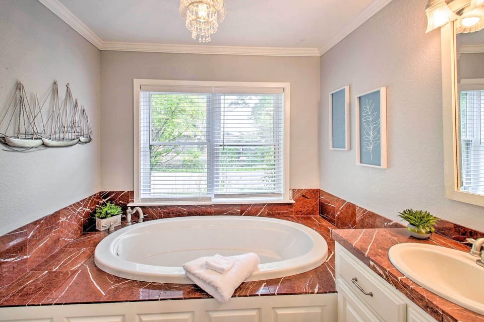 Full Bathroom | Towels Provided