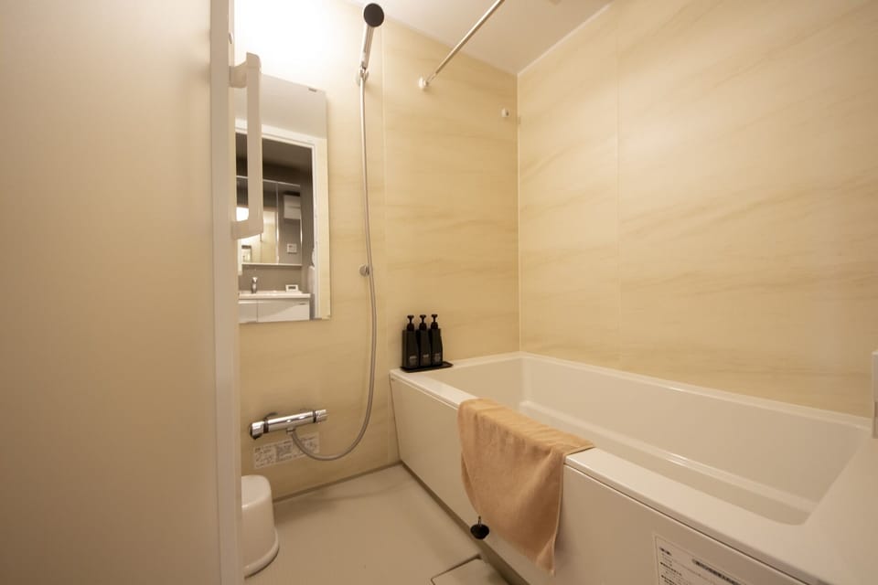It's a spacious bathroom! With a nice bathroom dryer ★
