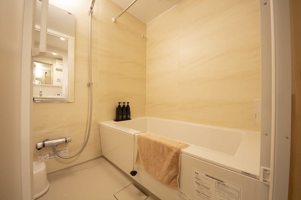 It's a spacious bathroom! With a nice bathroom dryer ★
