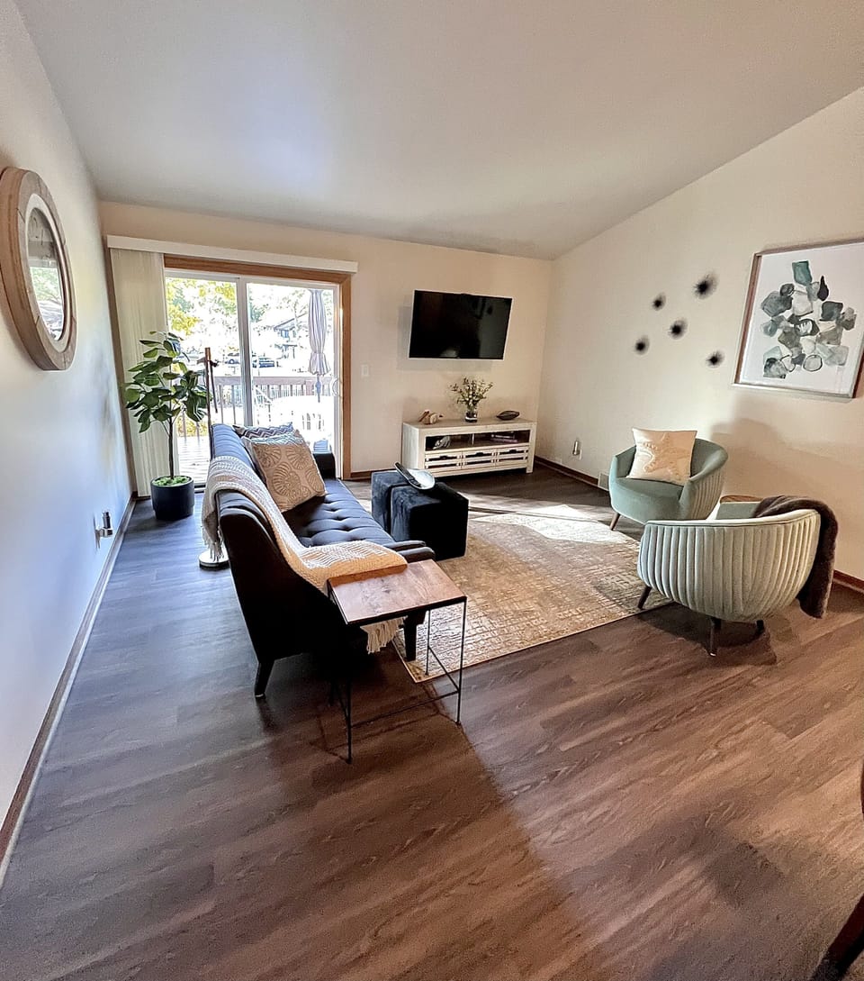 Great Room - Smart TV with Cable /Roku/Netflex. 