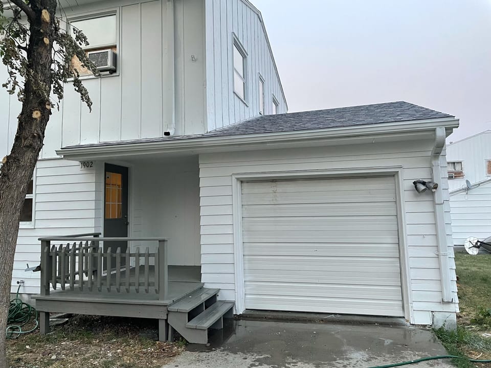 Guest may use garage and driveway to park and plug in boats/UTVs
