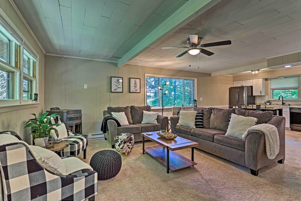 Living Room | Sleeper Sofa | Free WiFi