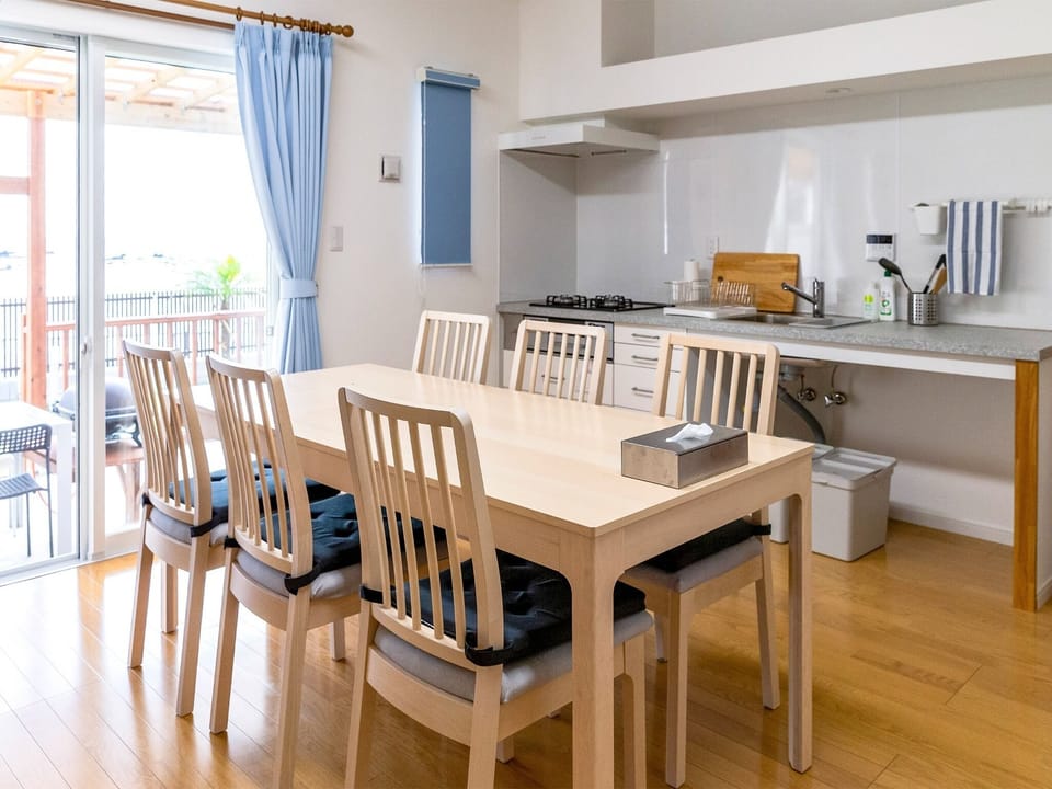 ・ It is an open living room with a natural atmosphere.