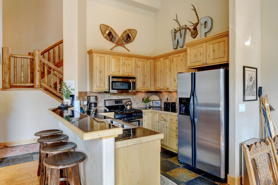Fully Equipped Kitchen With Bar Seating For 4