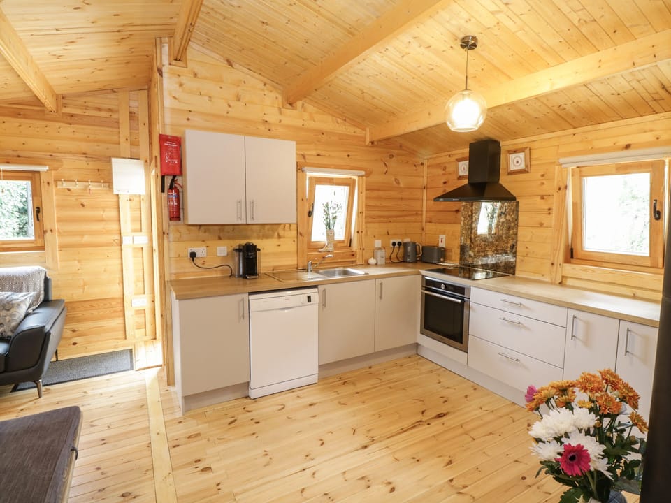 Cottage | Private kitchen | Microwave, electric kettle, toaster, cookware/dishes/utensils