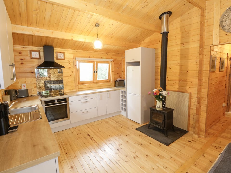 Cottage | Private kitchen | Microwave, electric kettle, toaster, cookware/dishes/utensils