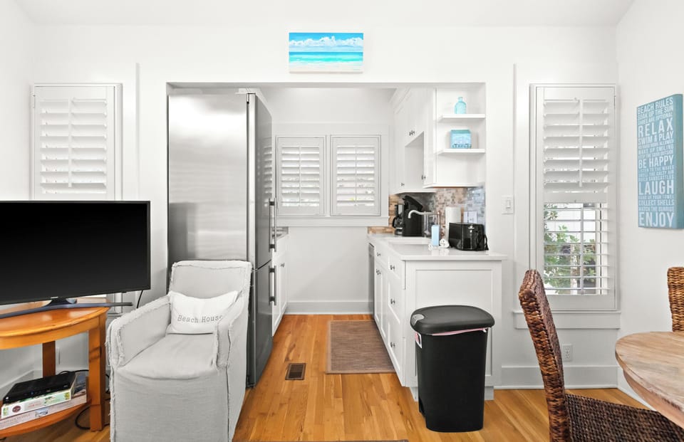 Yes, that is a FULL KITCHEN