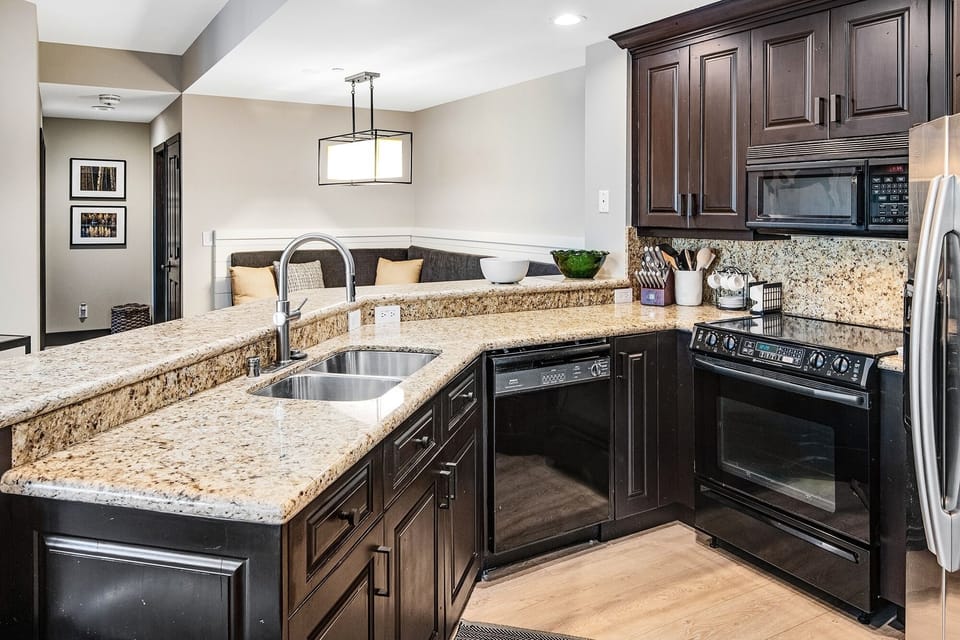 Condo, 3 Bedrooms | Private kitchen | Fridge, oven, coffee/tea maker, toaster