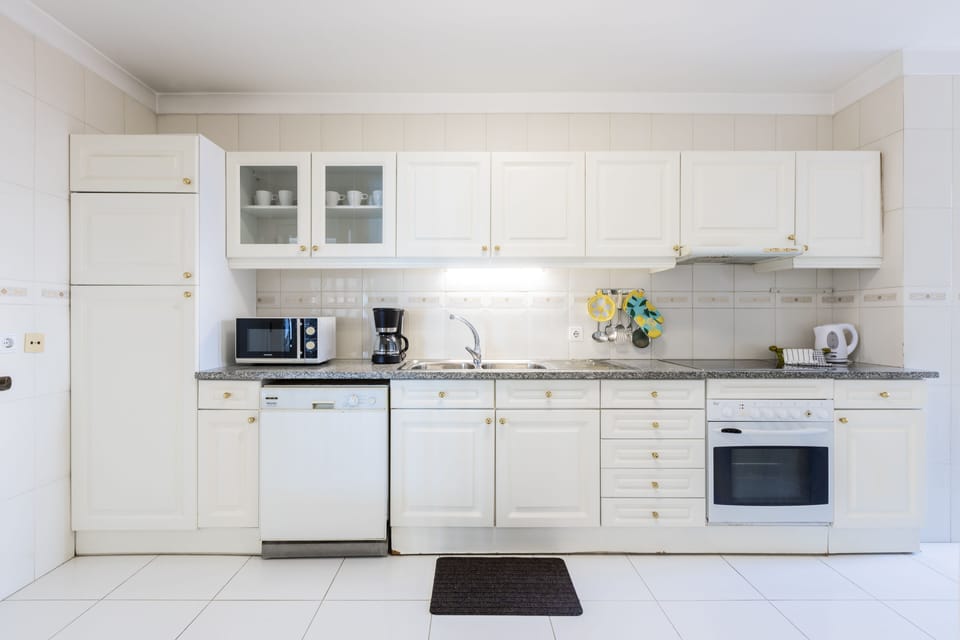 Apartment, 3 Bedrooms | Private kitchen | Fridge, microwave, oven, stovetop