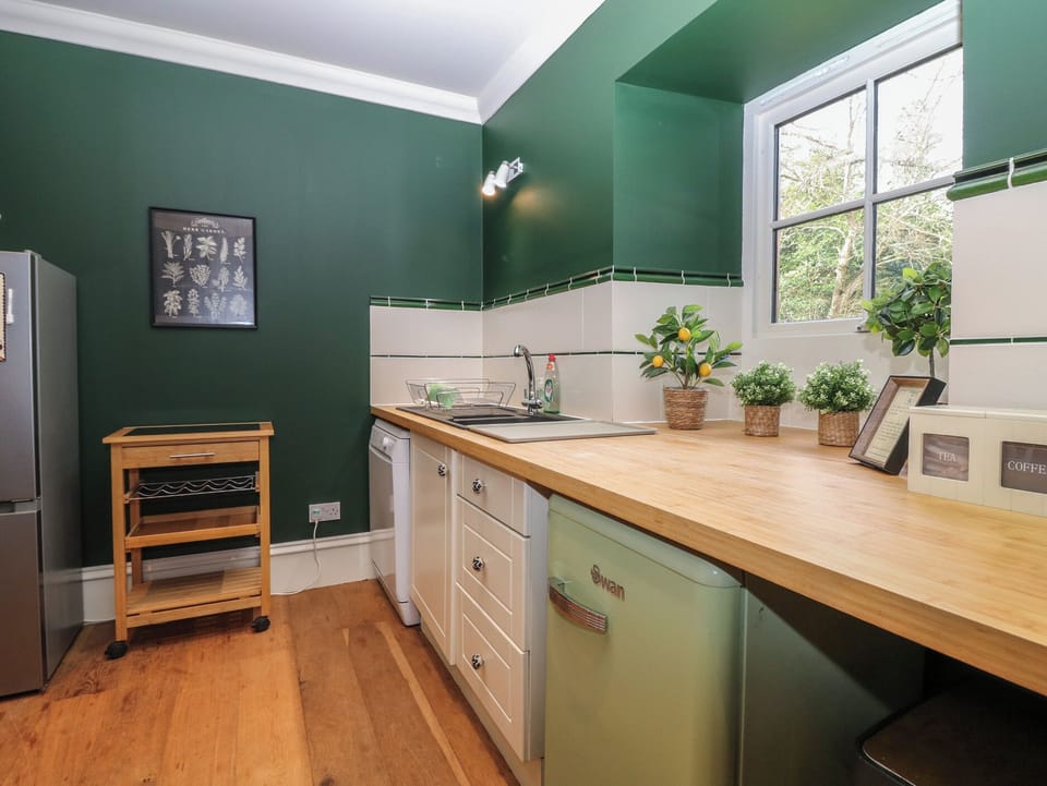Cottage | Private kitchen | Fridge, microwave, dishwasher, electric kettle