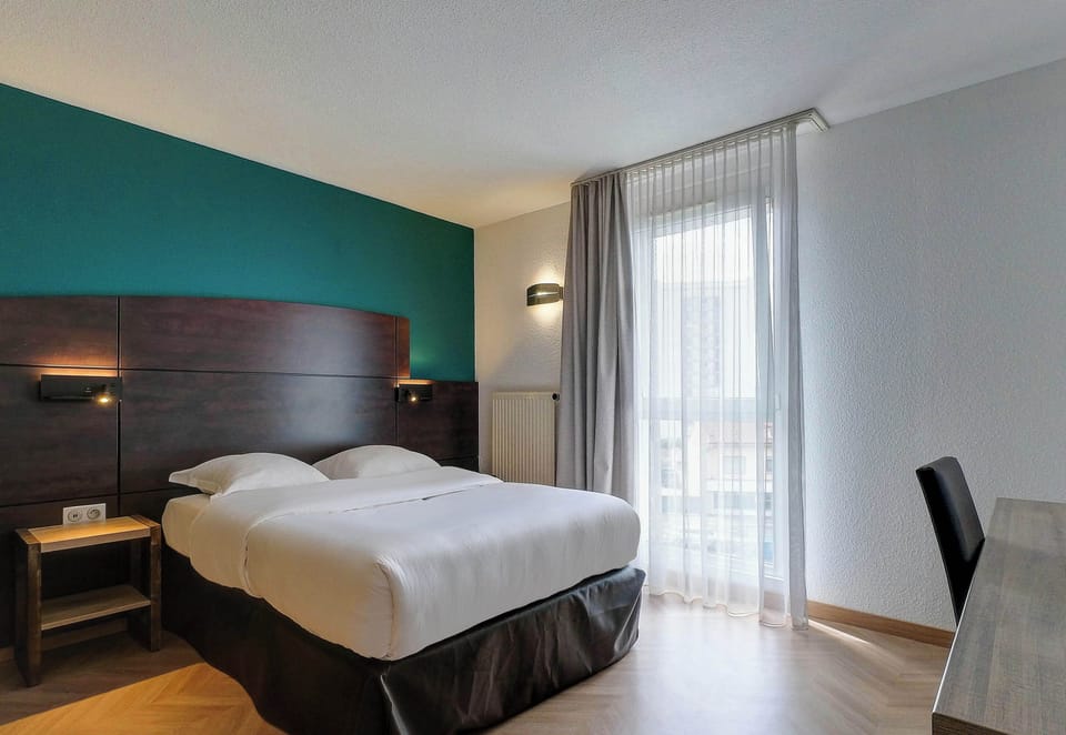 Premium bedding, in-room safe, desk, blackout drapes