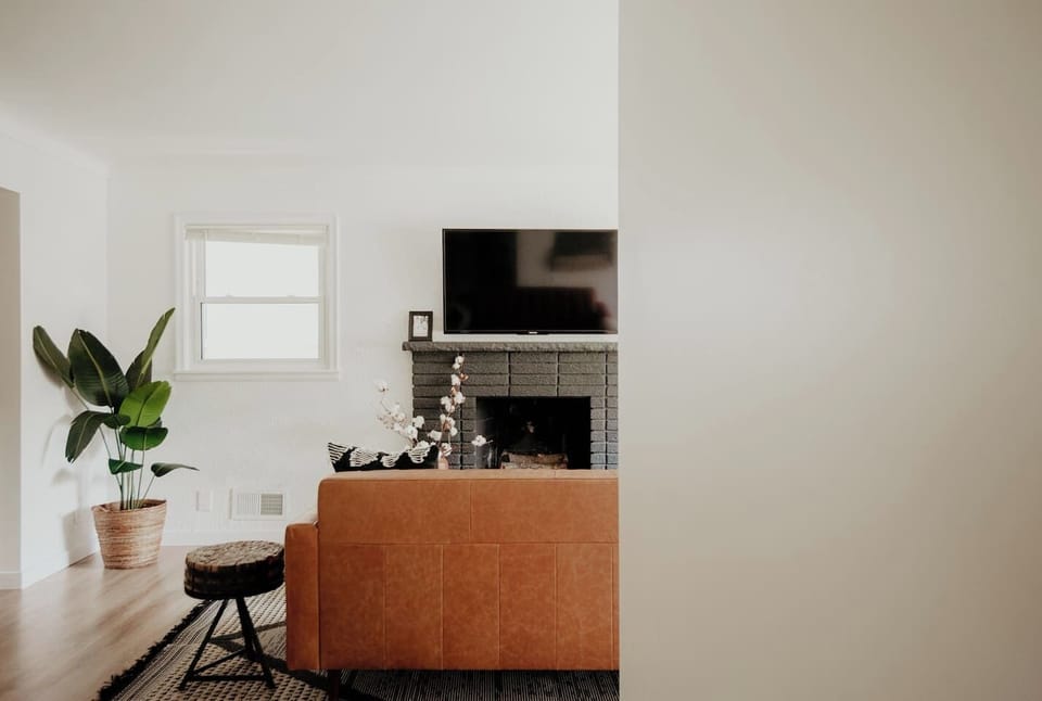 Living room with smart tv and leather couch (3)