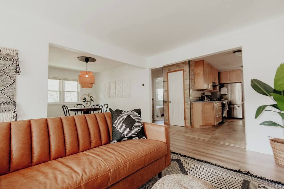 Living room with smart tv and leather couch (2)
