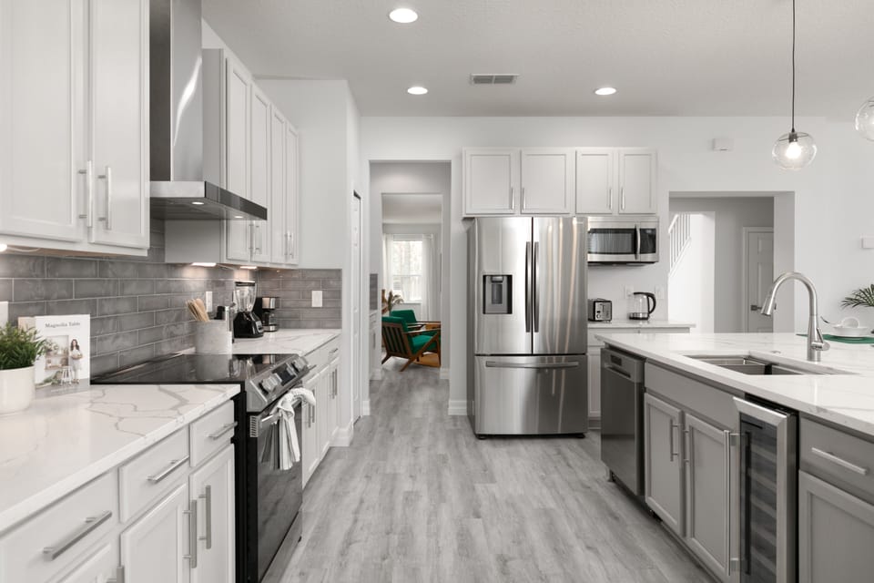Beautiful open concept kitchen: All essentials for your favorite dishes.