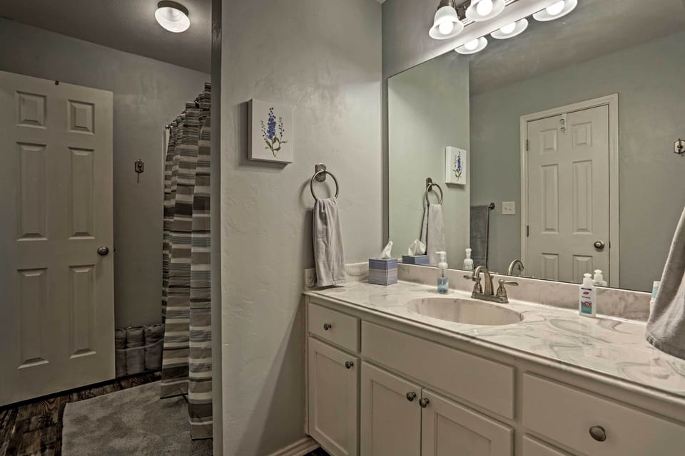 En-Suite Bathroom | Linens & Towels | Complimentary Toiletries | Hair Dryer