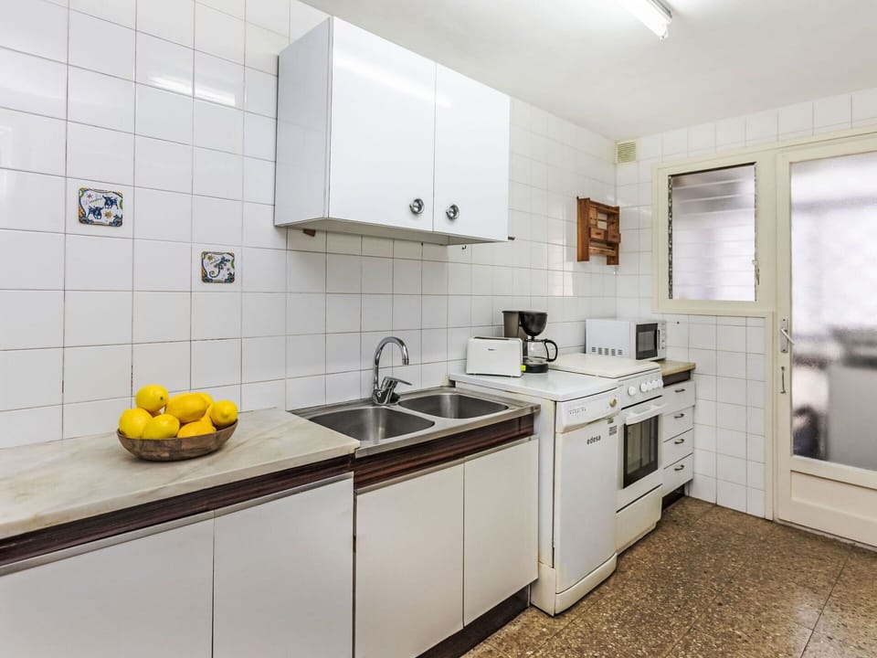 Cabinetry, Countertop, Kitchen Sink, Tap, Sink, Property, Building, Kitchen Stove, Kitchen, Kitchen Appliance