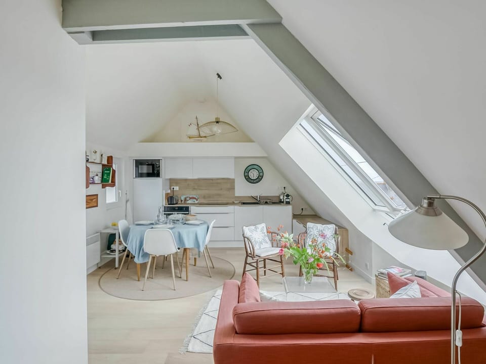 Furniture, Couch, Property, Building, Table, Comfort, Chair, Interior Design, Lamp, Flooring