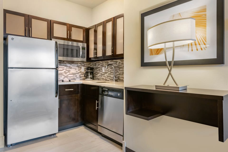 Full-size fridge, microwave, dishwasher, coffee/tea maker