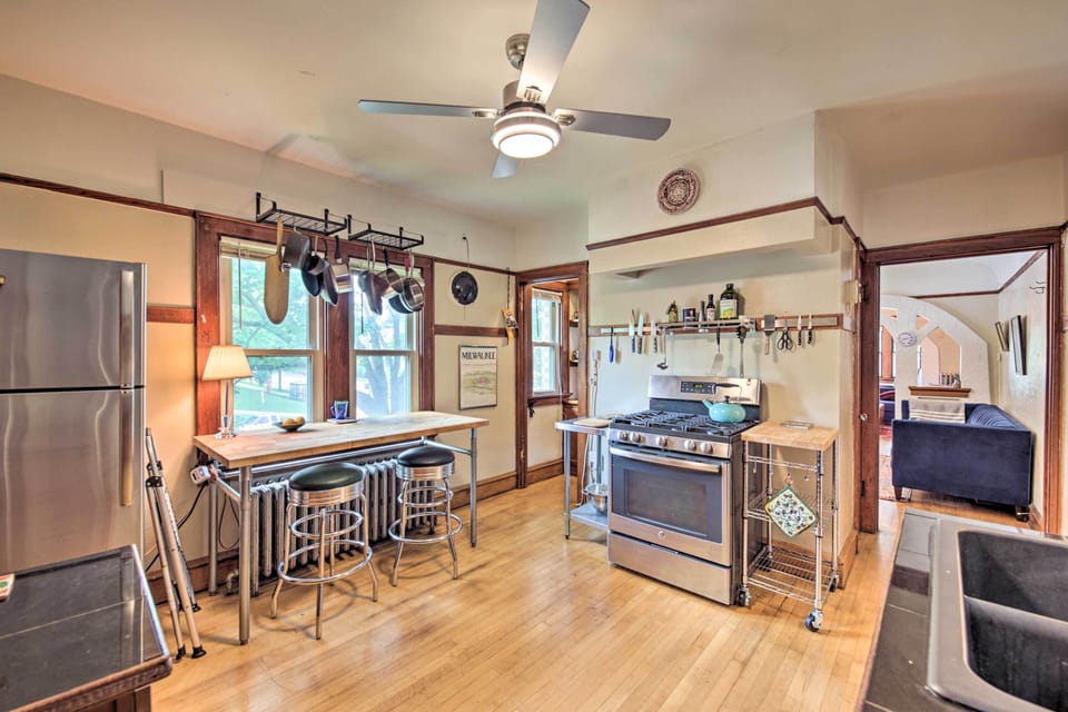 Well-Equipped Kitchen | Breakfast Bar