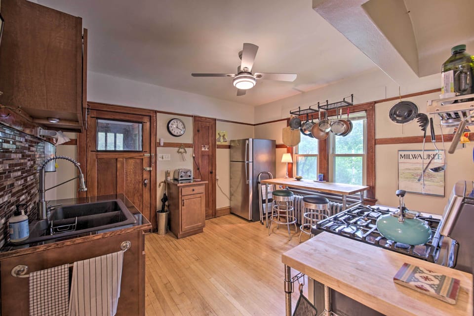 Well-Equipped Kitchen | Toaster