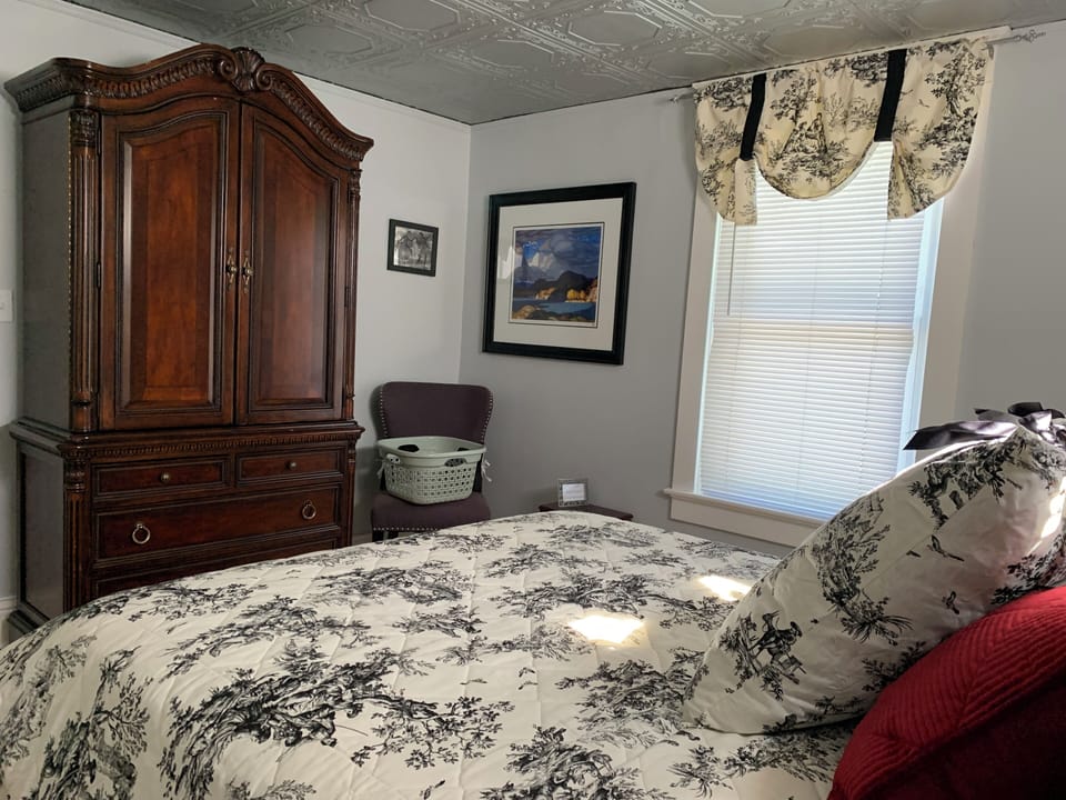 Queen bed, 32 in TV. lamps night tables.