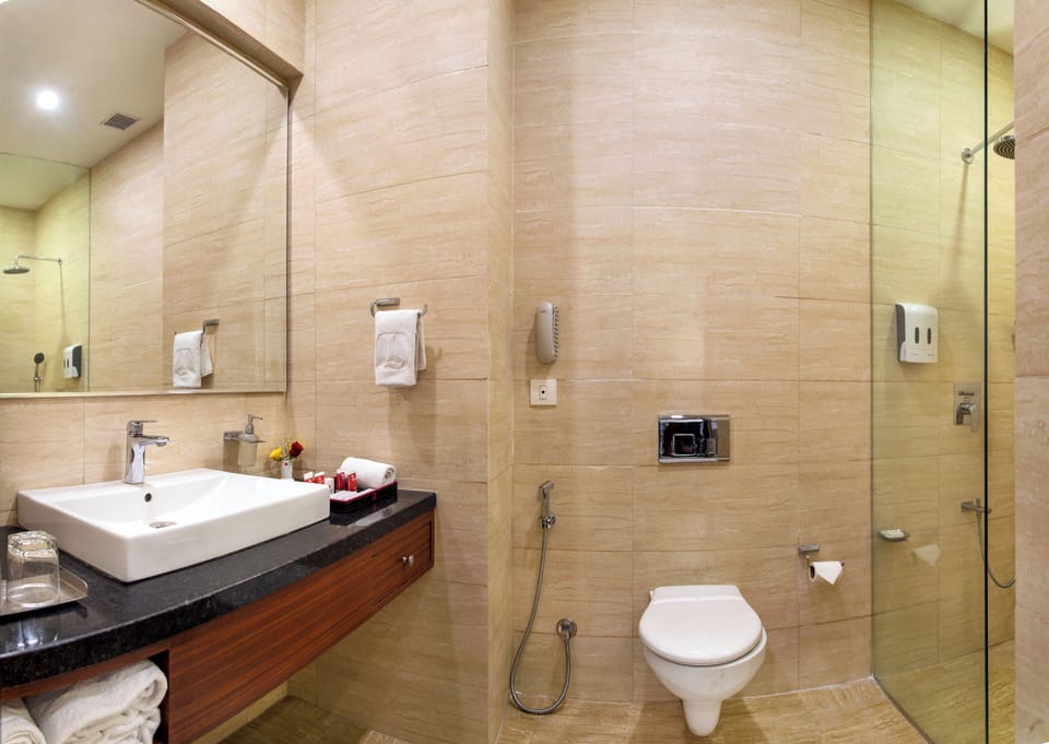 Studio | Bathroom | Shower, rainfall showerhead, free toiletries, towels