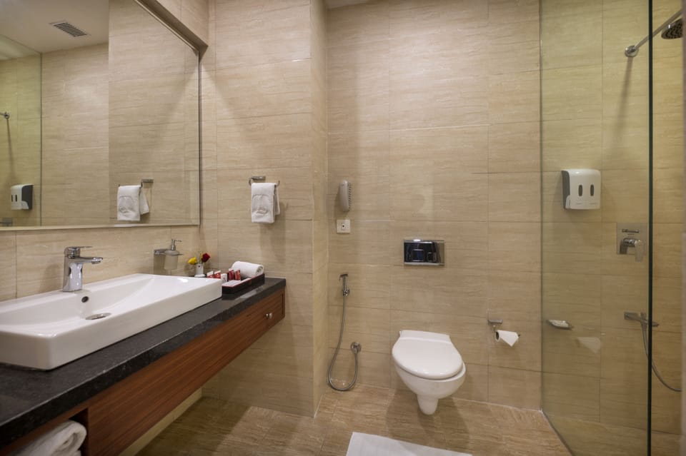 Shower, rainfall showerhead, free toiletries, towels