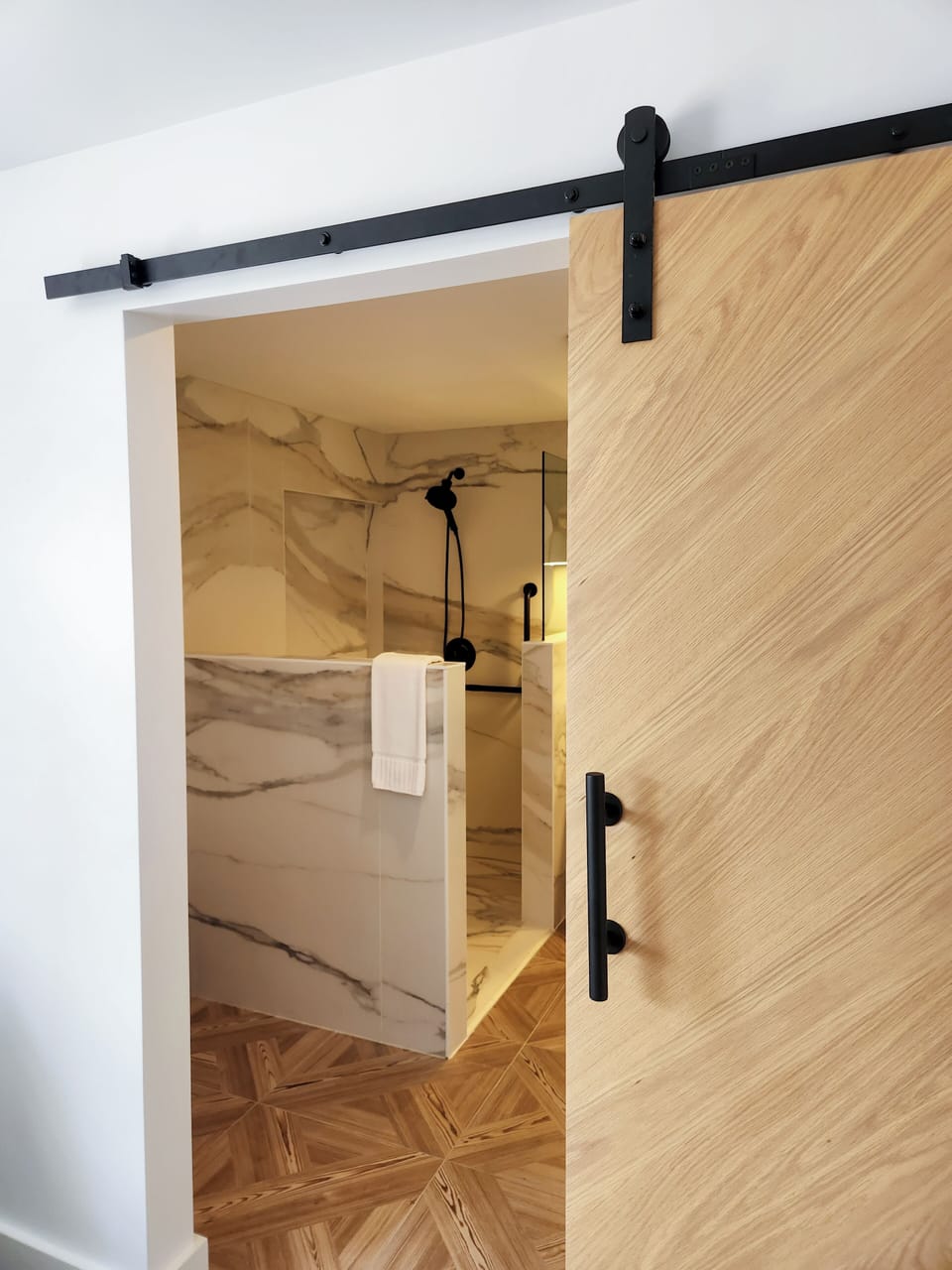 Premium Room, 1 King Bed | Bathroom | Shower, hair dryer, towels