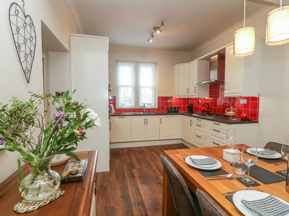 Cottage | Private kitchen | Fridge, dishwasher, electric kettle, toaster