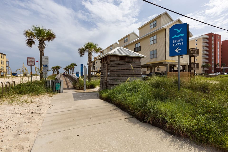 Beach access with wash station and changing area 1.5 blocks from condo.