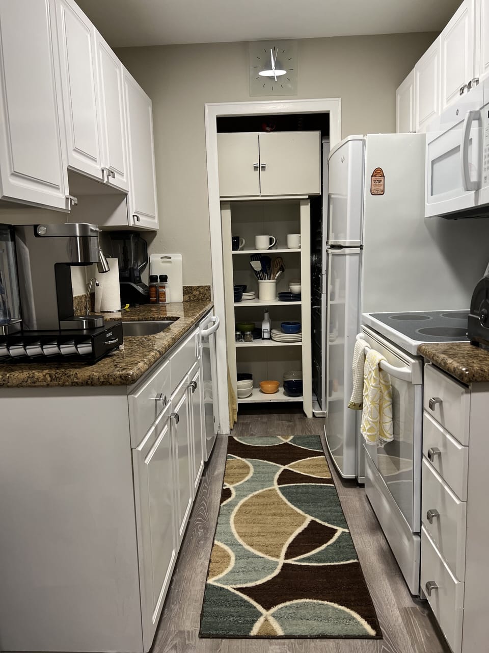 Full size kitchen fully equipped 