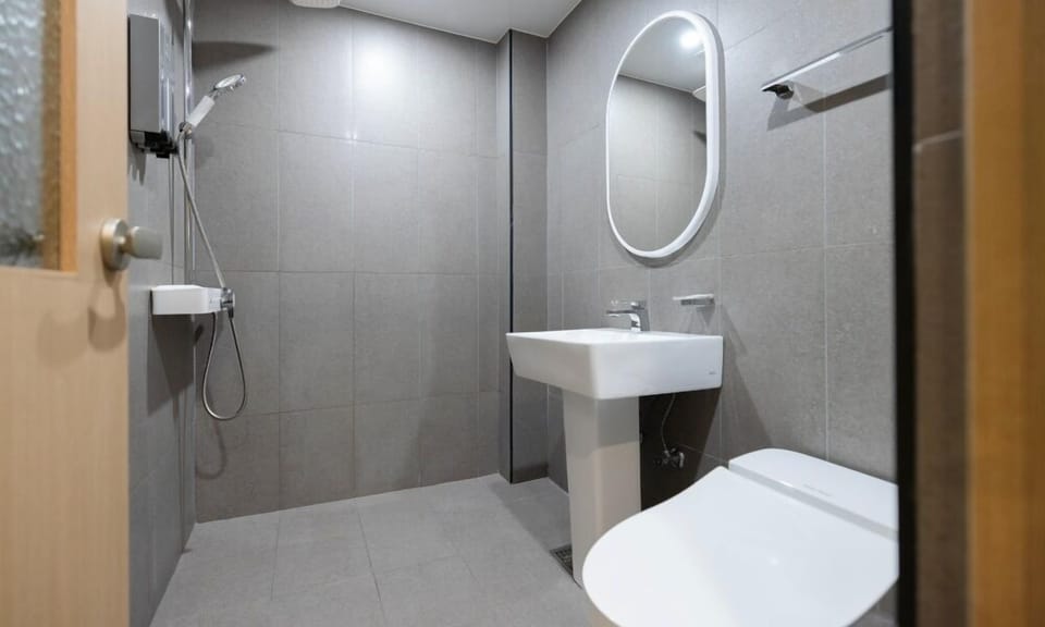 Standard Twin Room | Bathroom | Hair dryer, bathrobes, slippers, towels