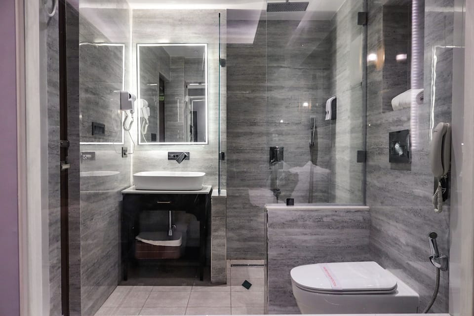 Executive Double Room | Bathroom | Shower, towels