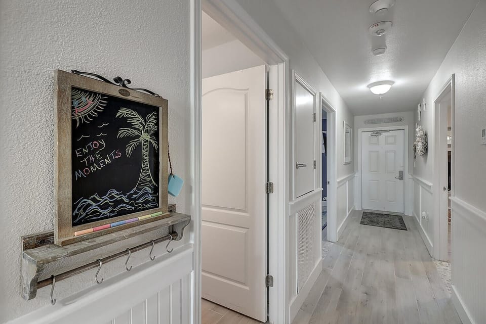 Hall way to entrance - Hall way to entrance