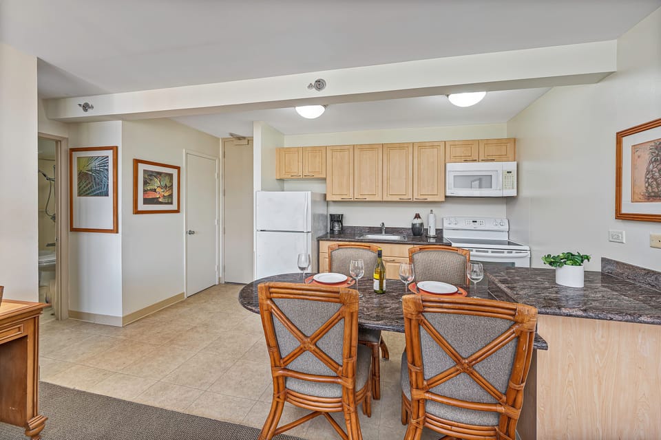 Kitchen Countertop with Dining Chairs - Kitchen Countertop with Dining Chairs