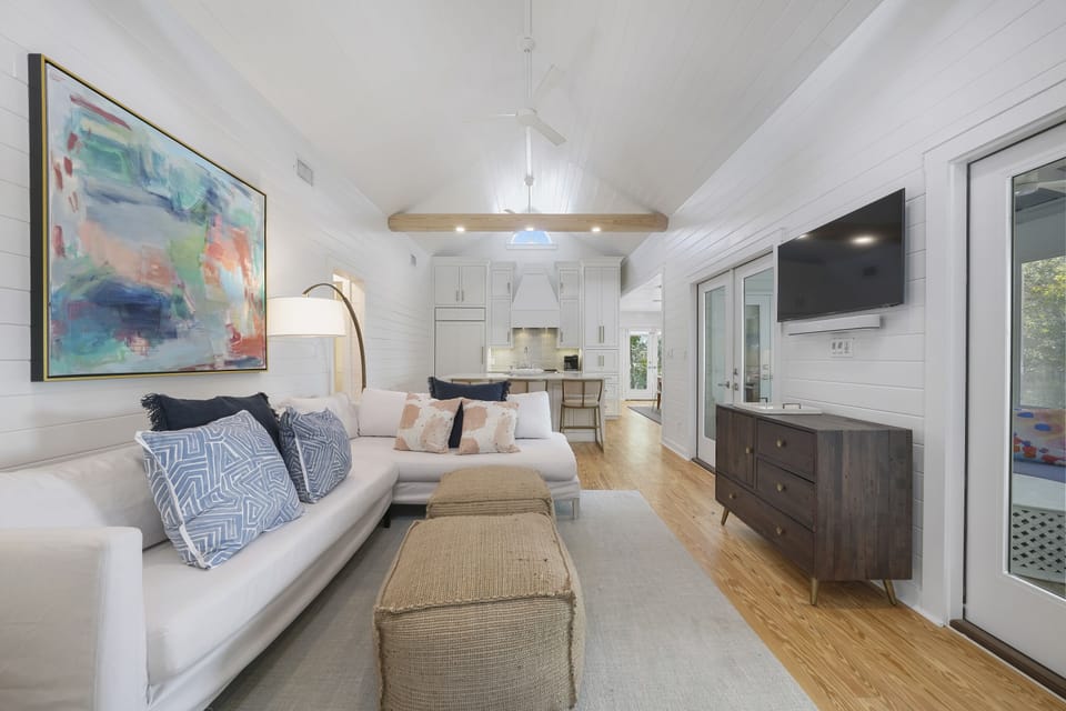 LIVING WITH FLATSCREEN, HIGH CEILINGS AND COMMUNAL FEEL