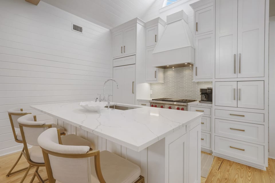 TASTEFUL, FULLY EQUIPPED KITCHEN NEXT TO LIVING