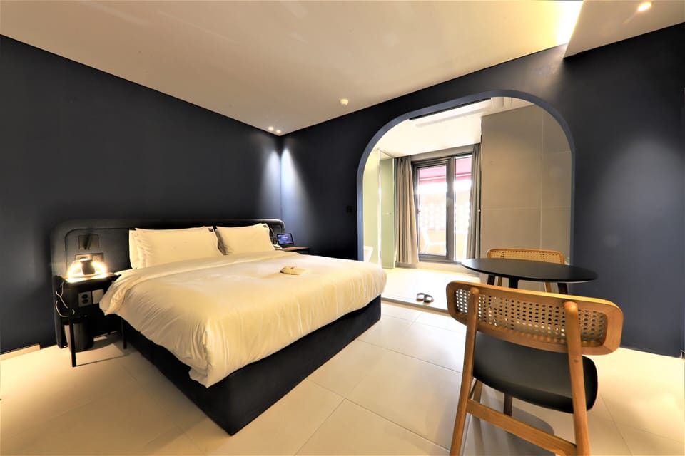 Premium Double | Premium bedding, down comforters, soundproofing, free WiFi