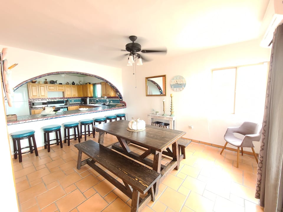 Dinning room & bar