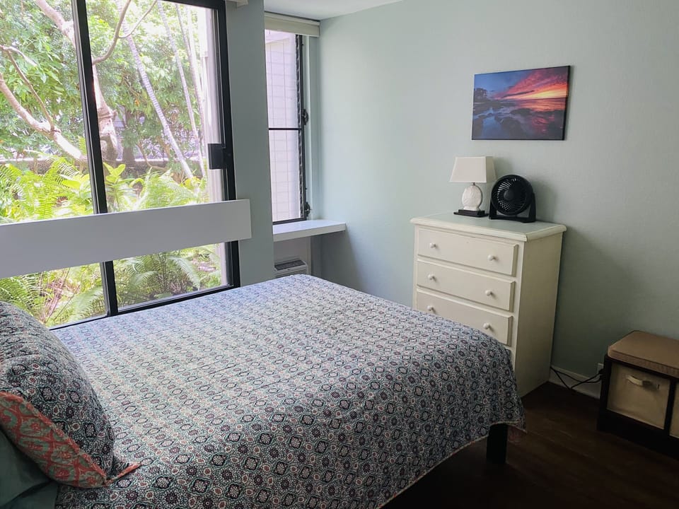 Bedroom wit a queen bed