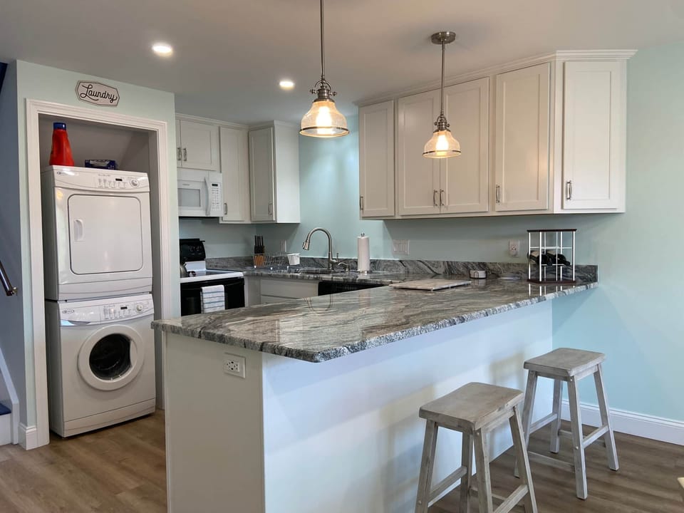 Granite peninsula with seating for 4