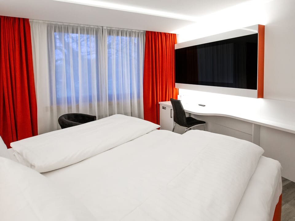 Standard Room | Minibar, in-room safe, desk, soundproofing