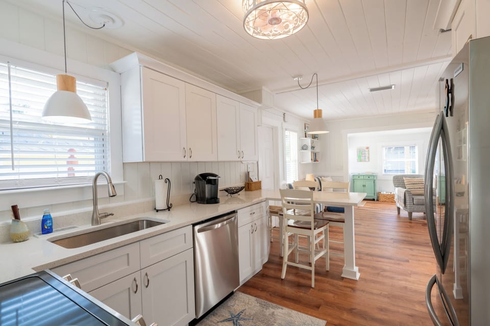 Fully equipped kitchen with dishwasher