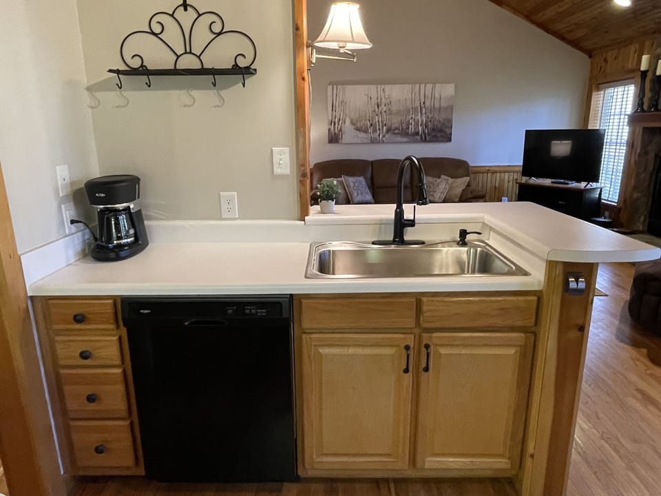 Deep/single-bowl sink & faucet w/disposal, all new in ‘22!