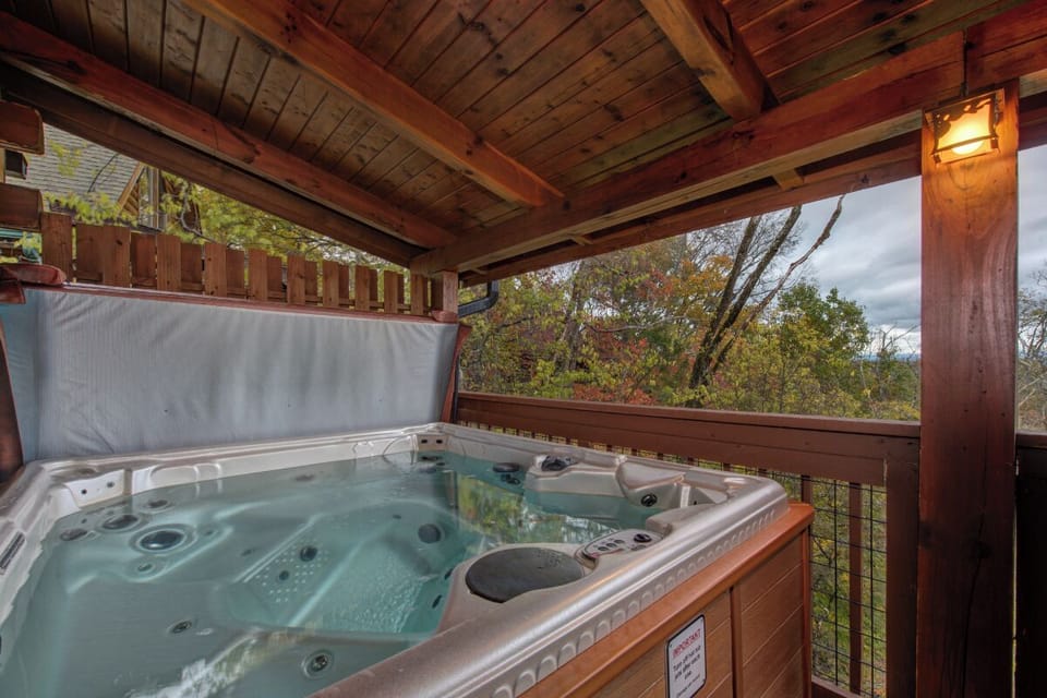 Green Sky Lodge's bubbling hot tub