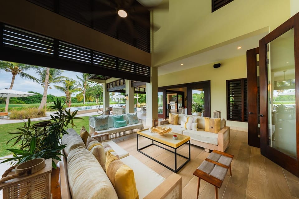 Casa Yaya - Ocean view villa with chef, staff, golf cart, heated pool & jacuzzi (6925)
